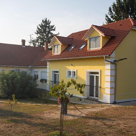 Kondics Apartmanhaz Sárvár Exteriör bild