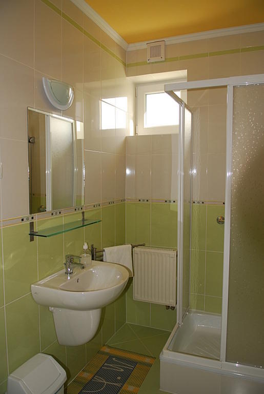 Kondics Apartmanhaz Sárvár Rum bild
